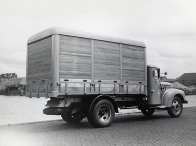811746 Afbeelding van een vrachtwagen met rolluiken, geproduceerd door de Carrosserie- en Constructiewerkplaatsen N.V. ...